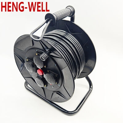 Dévidoir de câble rétractable noir extérieur conçu pour un déploiement et une rétraction faciles des câbles sur les chantiers extérieurs difficiles